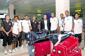 لاعبي المنتخب العماني اثناء مغادرتهم مطار السيب الدولي 